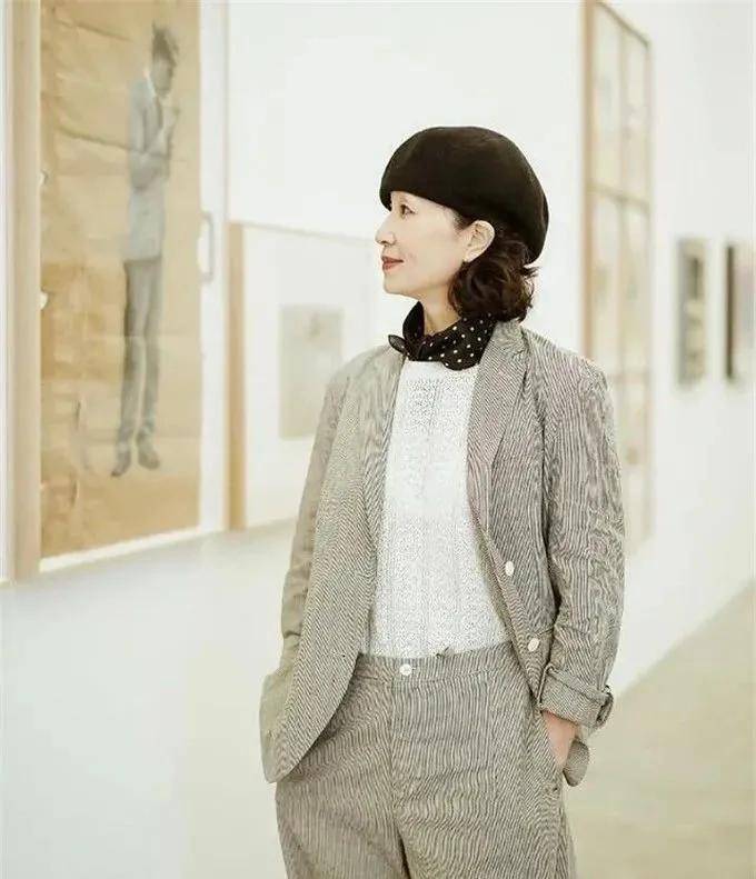 整体|女人50岁以后，夏天少穿T恤，瞧三木妈妈这样穿，优雅又时髦