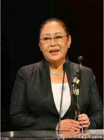 斯琴高娃|六七十岁微胖妈妈如何穿？斯琴高娃的穿搭可以借鉴，高级洋气富态