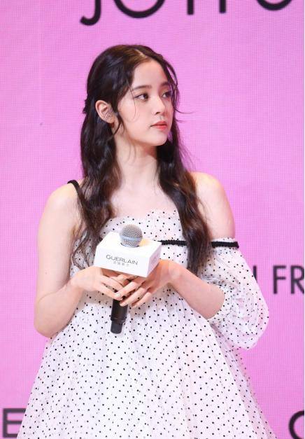 卷发|欧阳娜娜笑容太少女，白色波点裙清纯可爱，卷发像个洋娃娃