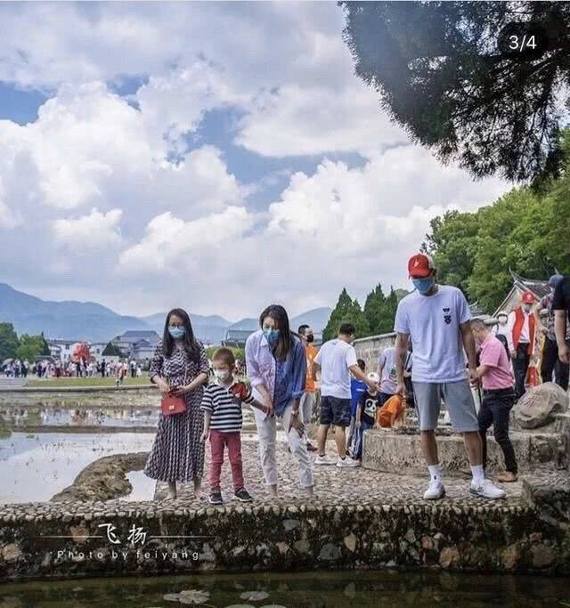 下半身|林丹夫妇带娃出游，三口人真亲密，谢杏芳穿平底鞋比林丹高出半头