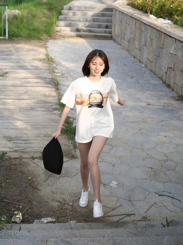 个性|秋季的穿搭小心机，印花T恤搭配牛仔裤半身裙，小个子显高显瘦