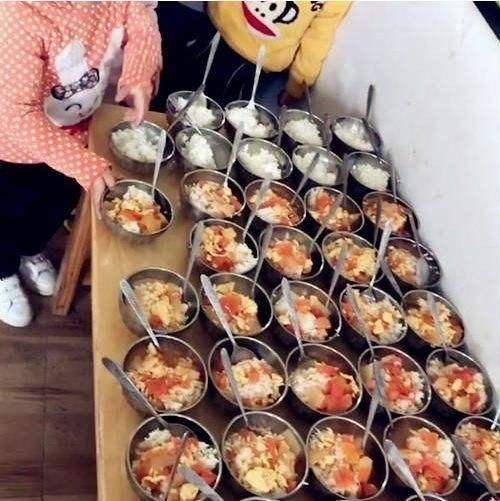 午餐|孩子总夸幼儿园饭菜香,每顿吃两碗!看到午餐照后妈妈深受打击