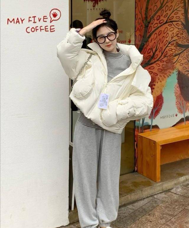 羽绒服|冬天更要穿出少女感，无需担心年龄，减龄穿搭就足够了