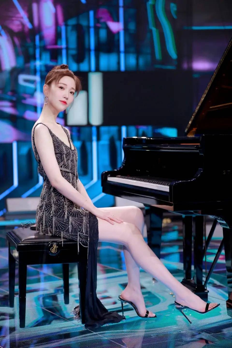 原创腿精张纯烨亮相搭配亮片式裙装弹钢琴不愧是主持界的清流
