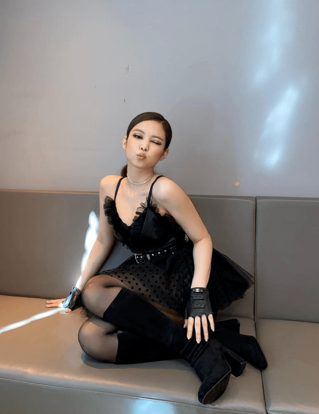 身材|金智妮为证自己瘦了，就对“墨汁袜”下手了，看清效果后我服