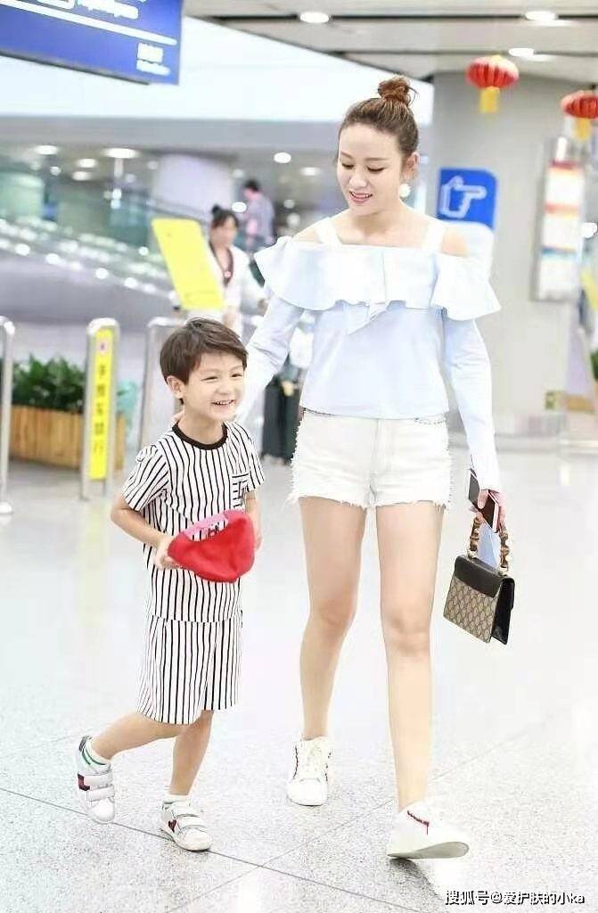 夏天|叶一茜真敢穿,带儿子穿一字肩配短裤秀大长腿,真不怕田亮吃醋