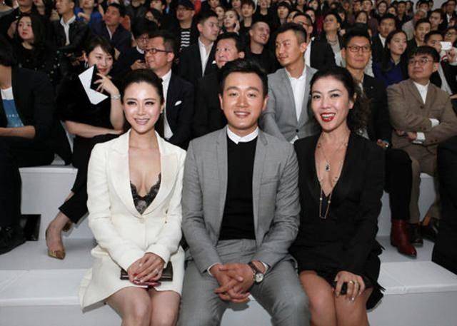 个性|关悦真敢穿，和佟大为同框打扮这么奔放，身材曲线哪像生过仨娃！