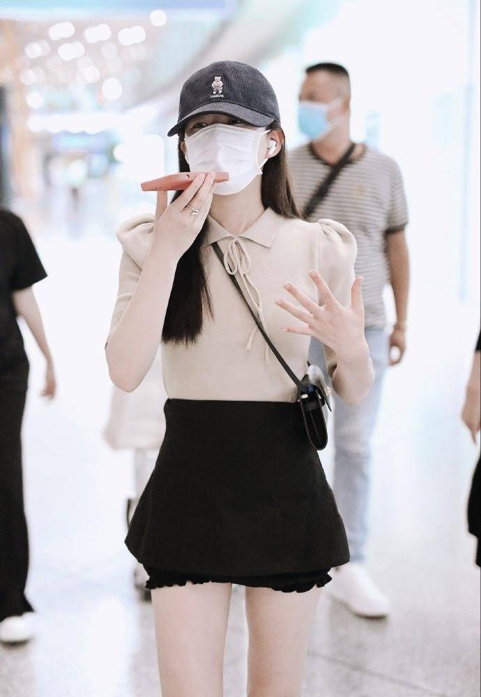 短裙|服了赵露思，为抢镜穿三分长短裙走机场，还好搭配甜美不俗气