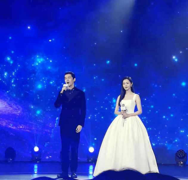 宋轶|阅读盛典胡歌宋轶同框，梦回伪装者，双双入场像举行婚礼一般