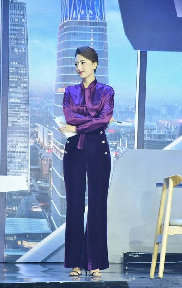 张蕾|央视主持人的时尚感有多强？难驾驭的紫色调，42岁张蕾也能hold住