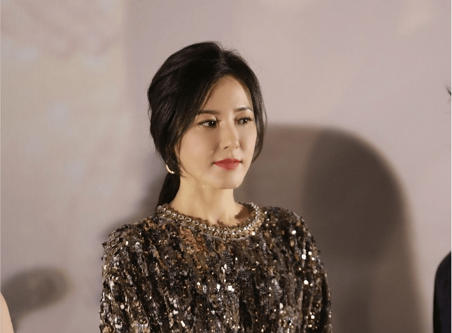 曾黎的高颜值无惧美颜滤镜,怼脸拍都没皱纹,穿亮片裙女人味真浓