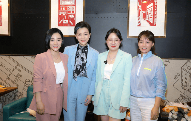 一身|刘璇女儿庆周岁，女儿正脸首曝光一家四口一张脸，她瘦脱相不敢认