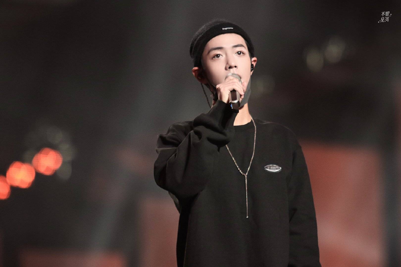 黑色|肖战罕见黑色老头帽造型,慵懒风很适合