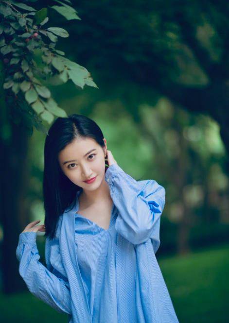 景甜|景甜简直就是夏日供氧机，穿完“男友衬衫”换爱心T恤，太清纯了