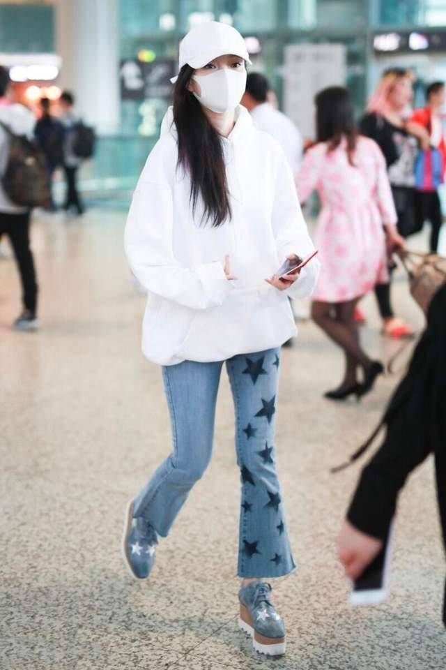 原创李小璐穿白色卫衣配牛仔裤就出门简约反而更时髦