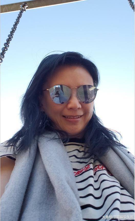 曾华倩|曾华倩晒聚会照，56岁留波波头腹部却凹陷，真实老态根本藏不住！