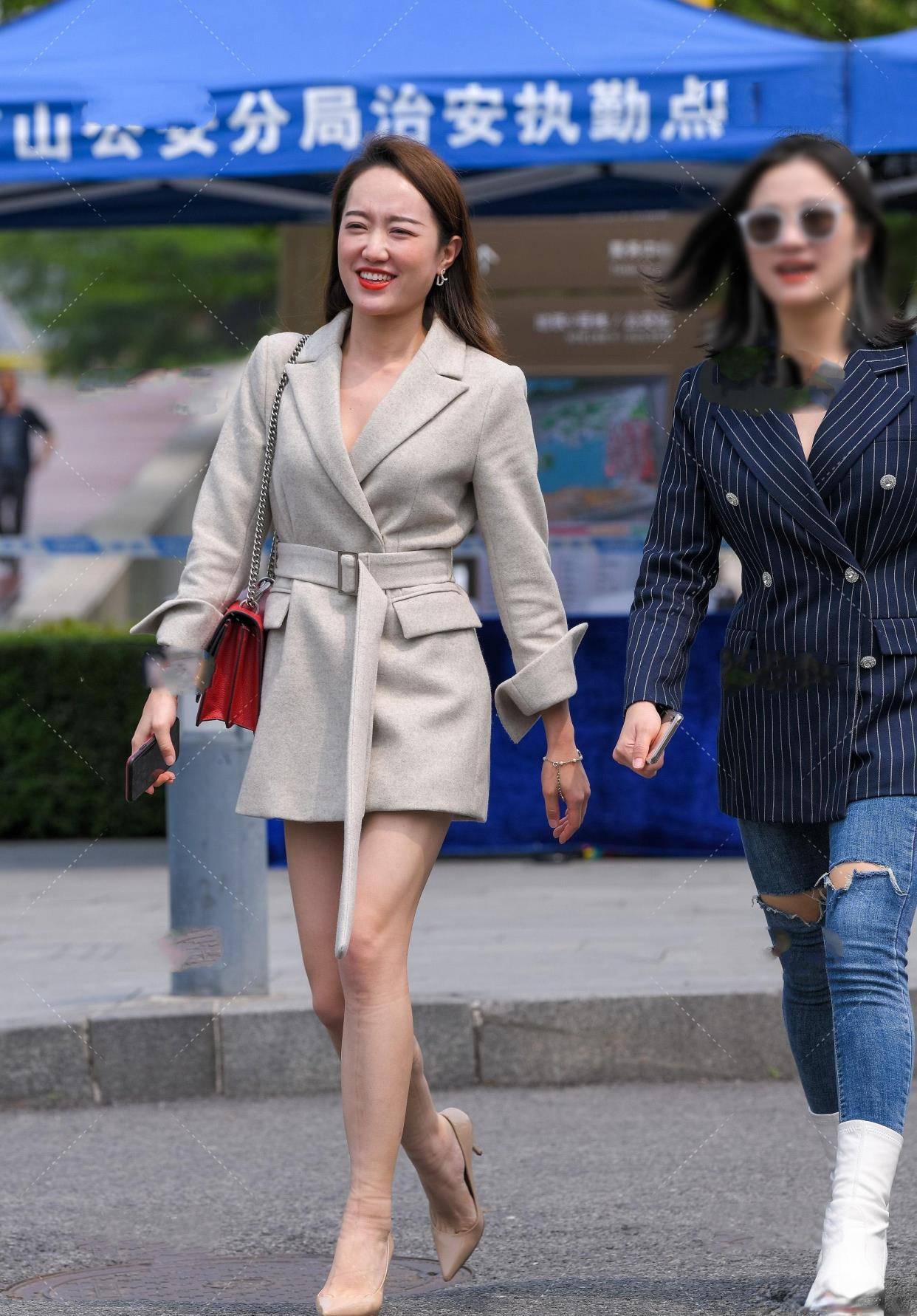 关白|配以简洁美丽的服装，既有气质又不失女人味，十分美丽