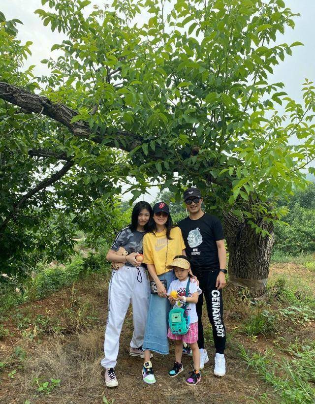 身材|章子怡一家采摘，穿黄T配牛仔不光自己美，把俩女儿也拾掇得洋气