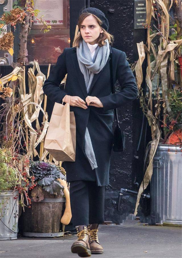 视觉|女人穿风衣羽绒服，记得搭配这几双鞋子，诠释满满的女人味