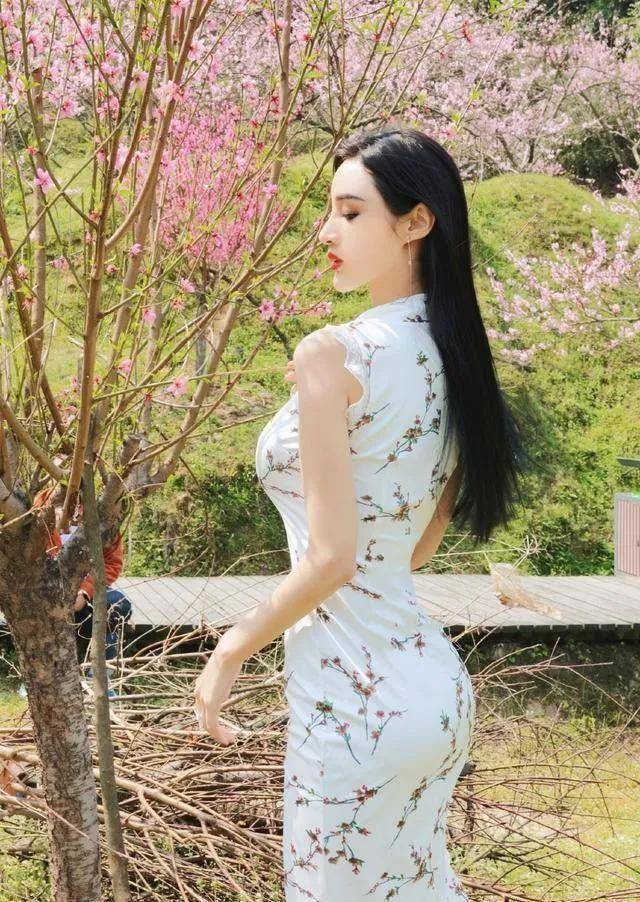 职业|25岁的车模美女，完美曲线轻松驾驭旗袍，运动健身成就好身材，令人羡慕