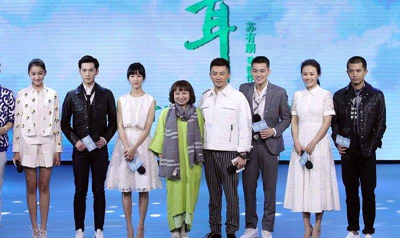 浅色|关晓彤看着好乖巧，和马思纯站在一起，气质看着也挺稳重的