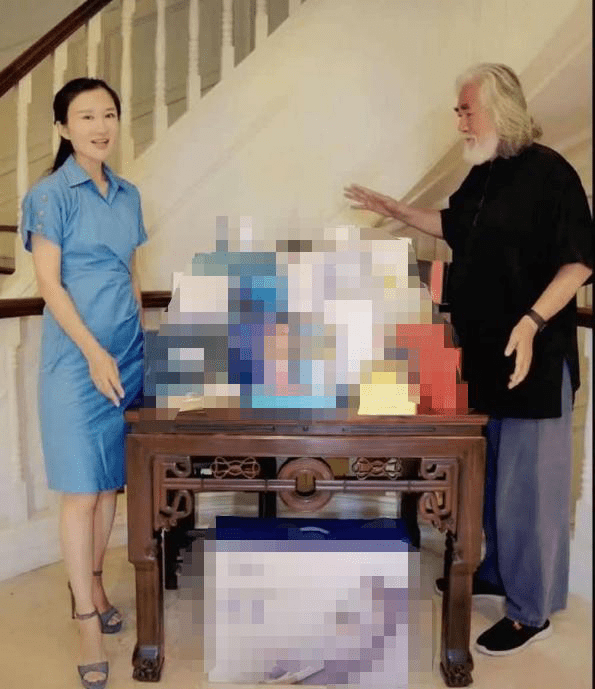 状态|张纪中娇妻素颜出镜大大方方，面容苍白憔悴，肚腩凸出似老妇人！