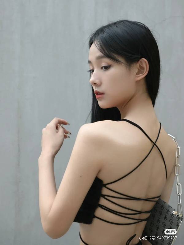 黑色|鲁照华清新活力写真，绑带背心加低腰长裤，时尚潮流美丽动人