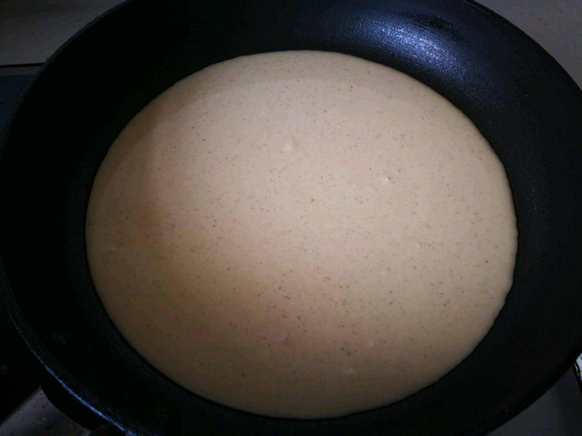 煎饼|早餐在家做鸡蛋煎饼，又薄又软，想吃什么加什么，方便快捷