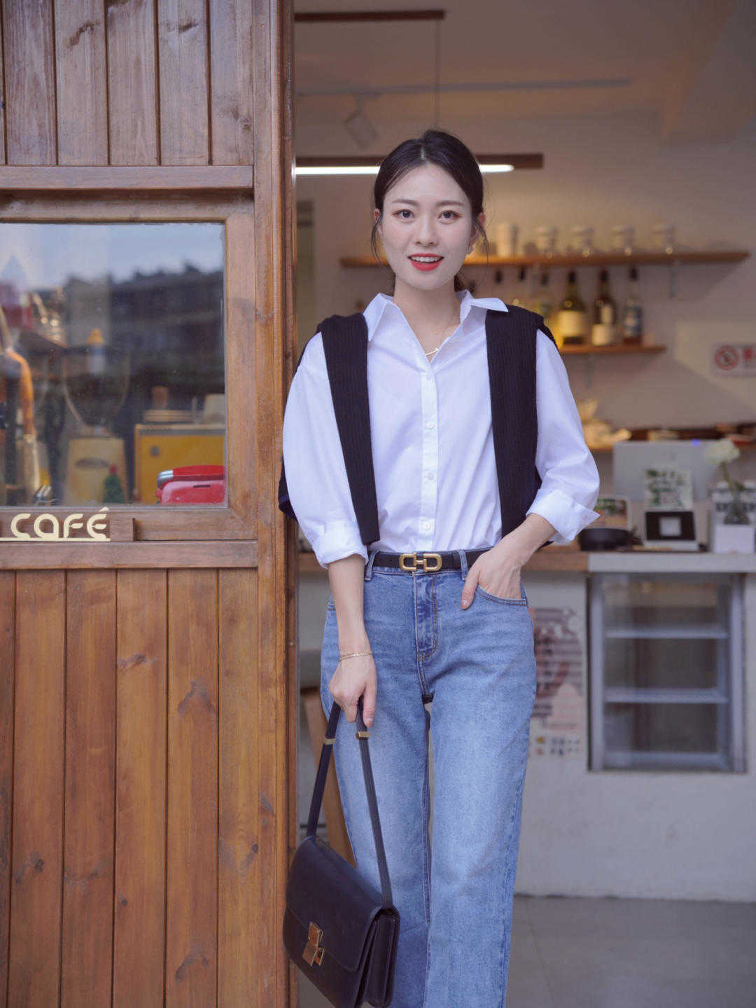 大气|经典大气的初秋穿搭示范，衬衫搭配牛仔裤干练简约，洒脱时髦