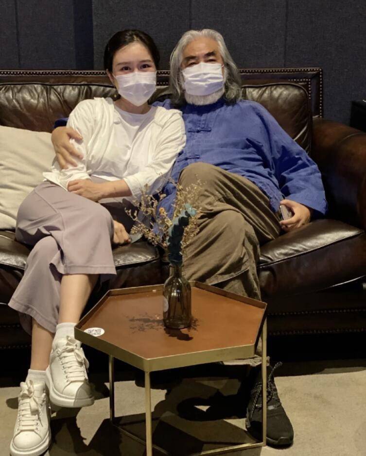 状态|张纪中娇妻素颜出镜大大方方，面容苍白憔悴，肚腩凸出似老妇人！