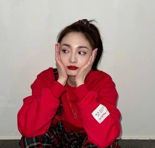 个性|周洁琼解锁新时尚,穿背带裤只背一边肩带,别说还挺个性