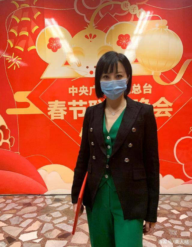 黑色|陶红终于剪掉十年长发,穿娃娃领配齐刘海短发,51岁嫩回31岁!