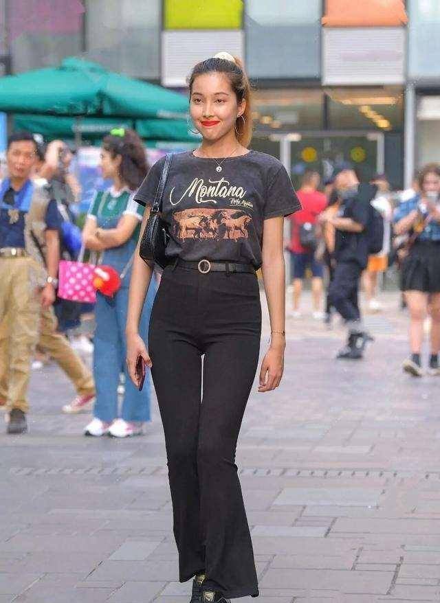 显得|黑色厚底休闲鞋搭配黑色牛仔打底裤,黑色耐看,养眼的搭配