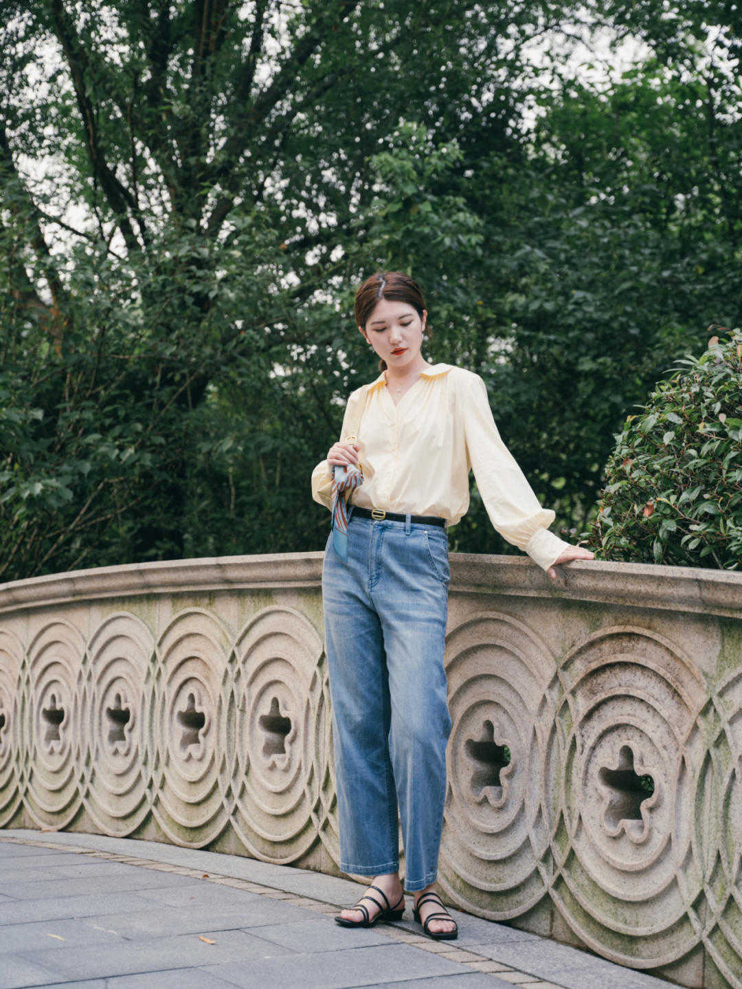 大气|经典大气的初秋穿搭示范，衬衫搭配牛仔裤干练简约，洒脱时髦