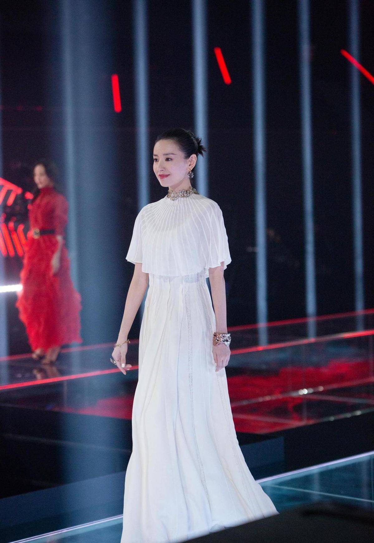 裙子|董洁太会装嫩了，就算穿黑白色的裙子，也能搭配出甜美的少女感