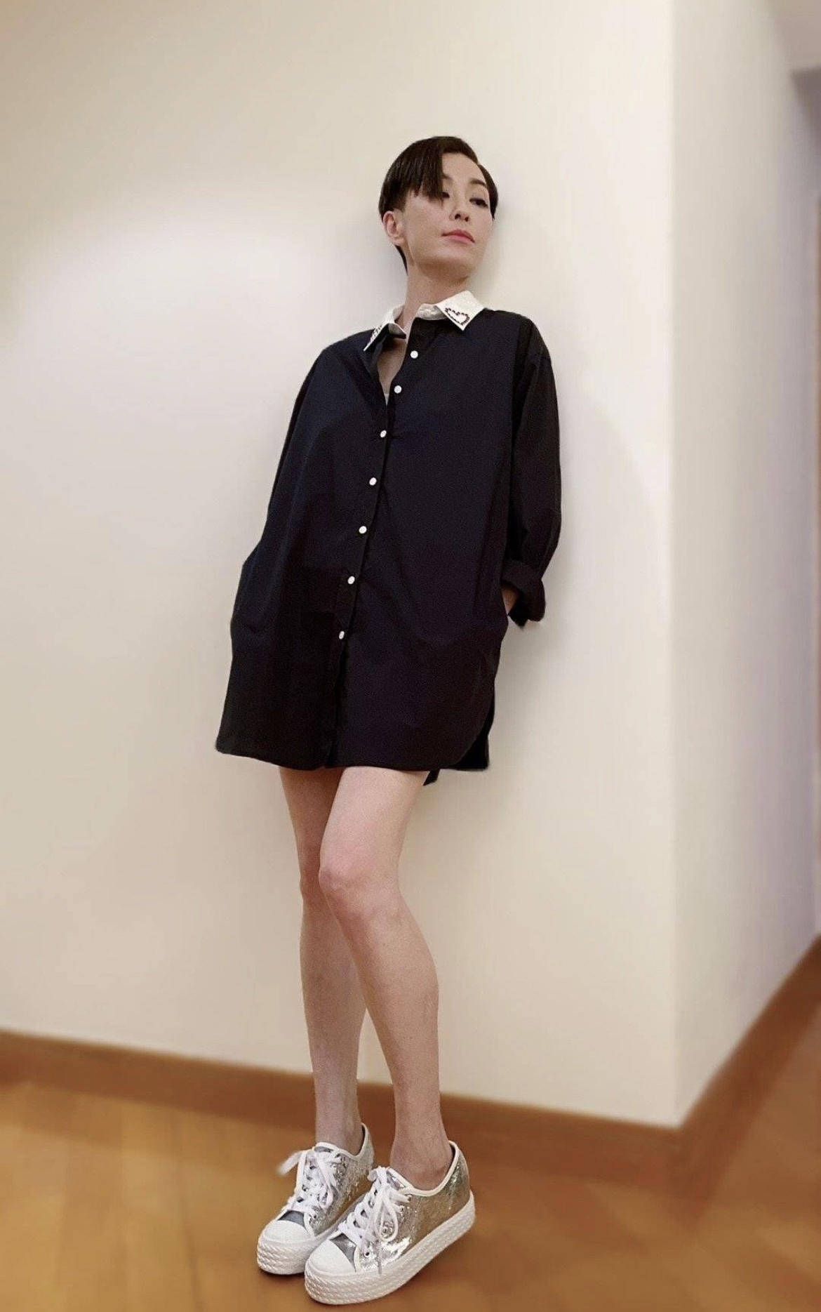 什么|伍咏薇美得太高调，玫红色连衣裙大秀曼妙身材，高挑时髦又有气场