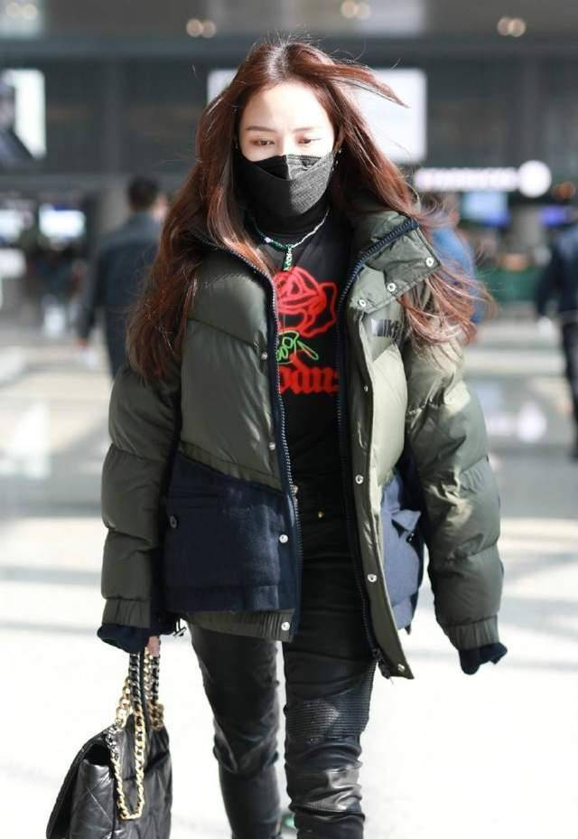 身材|孟佳机场街拍真飒，短款棉服配紧身裤，“女团身材”抢镜