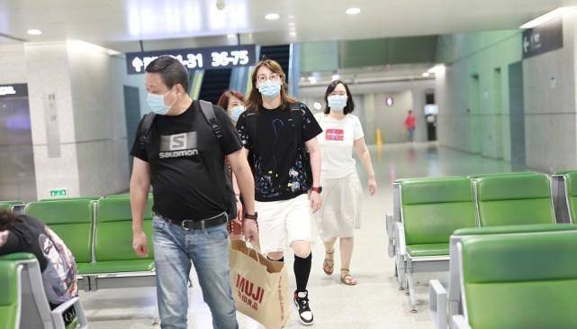 黑色|傅园慧真的是长大了，卷发造型看着太美了，少女感十足