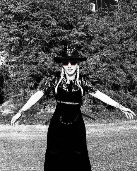 曲线|62岁麦当娜扎双麻花辫扮嫩！黑色蕾丝裙秀丰腴，27岁黑人男友超高