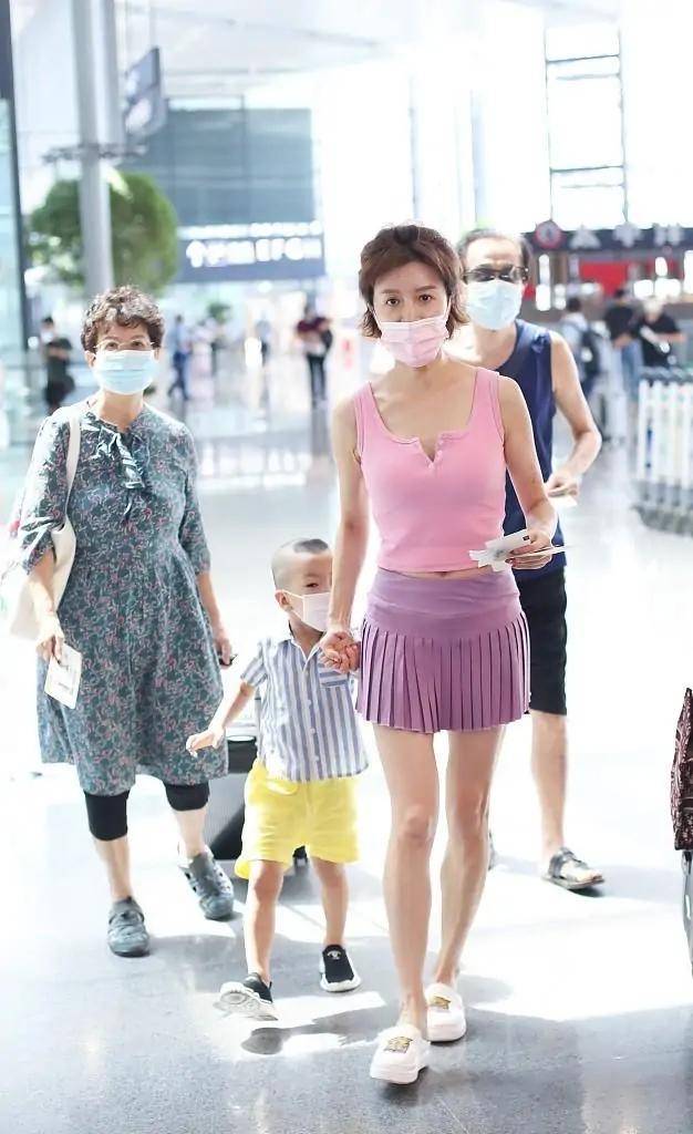 修而|金巧巧明明是阿姨年纪，却穿背心配超短裙走少女风，身材还真不错