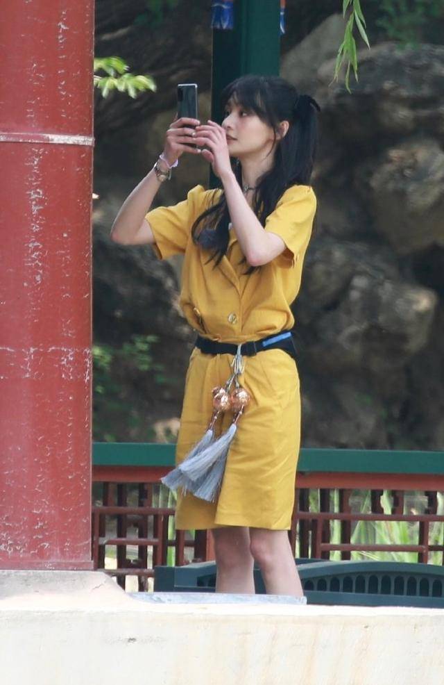 连体|郑爽还是太瘦了,穿连体短裤腰带紧勒,但还时不时需要提提