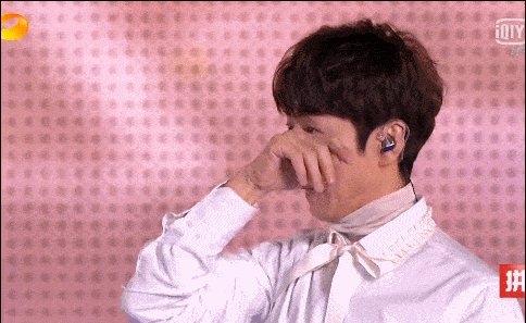 热泪|开场就抢汪涵词，唱歌洒热泪，收礼风波后“控场王”何炅状态崩了