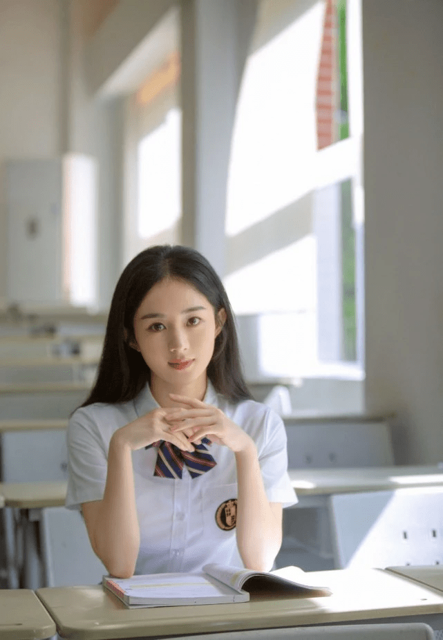 亮点|赵丽颖为消防员点赞!穿白T扎高马尾扮嫩美成校花,时尚感又强了