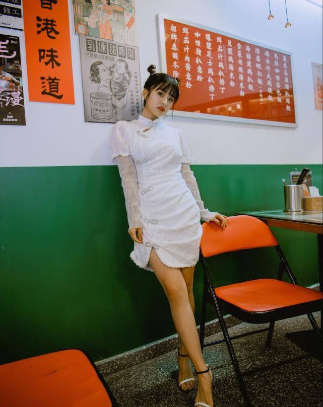显得|找对穿衣风格的沈月真美，白衬衫配格纹裙，个性不失甜美感