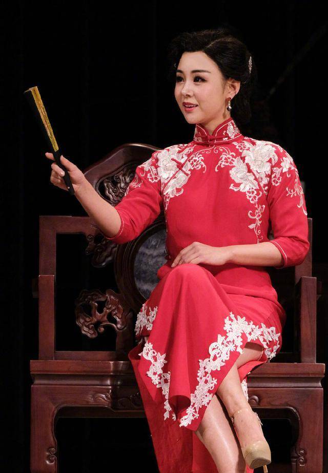 舞台|《跨界歌王》李小萌真大胆，虎纹深V裙也敢搬上舞台，瘦身后飘了