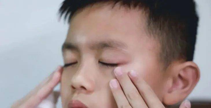 眼睛|眼部保养重在“润”！用它一喷好舒服，细纹慢慢膨了起来