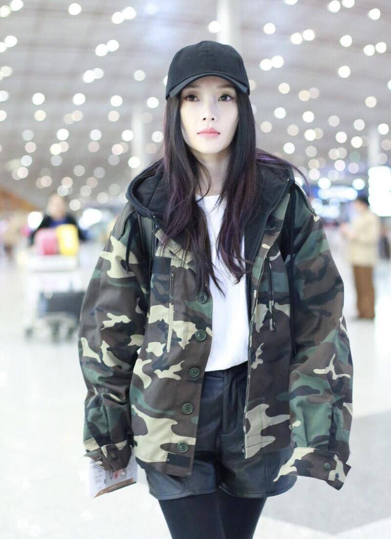 李小璐衣品真好,迷彩外套搭配黑色短裤清纯甜美,直男看了都心动