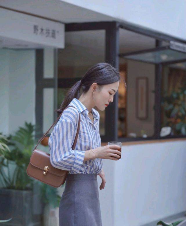 条纹|成熟女人的早秋穿搭如何搭配?可以选择简约款,呈现出优雅大方