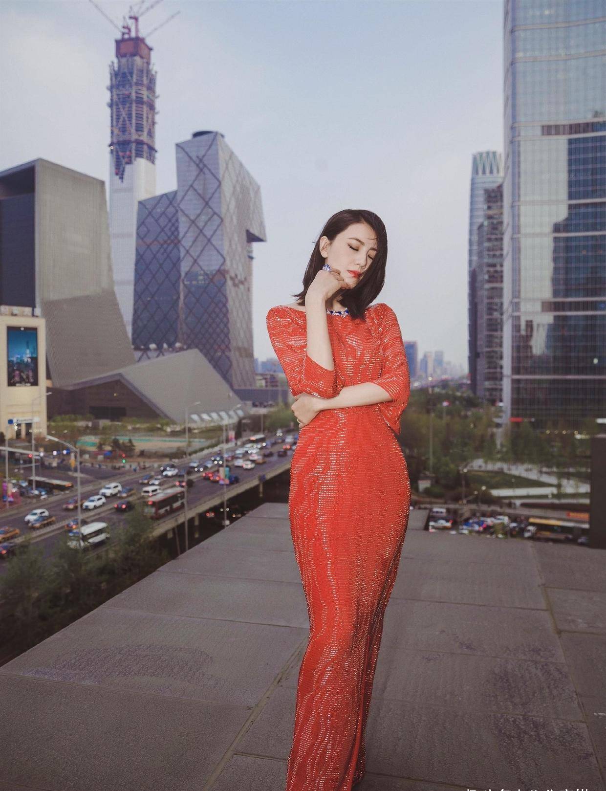 感觉|高圆圆又美了，黄色针织衫配半身裙甜美减龄，同框赵又廷一脸幸福