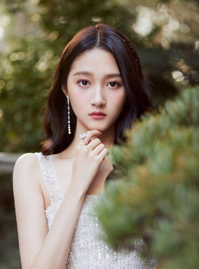 盛典|关晓彤最近状态让人很惊喜，一袭白色仙女裙灵动梦幻，年轻就是好